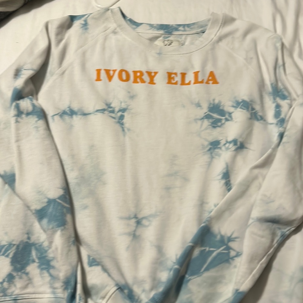 The cutest Ivory Ella crewneck! Size Large
